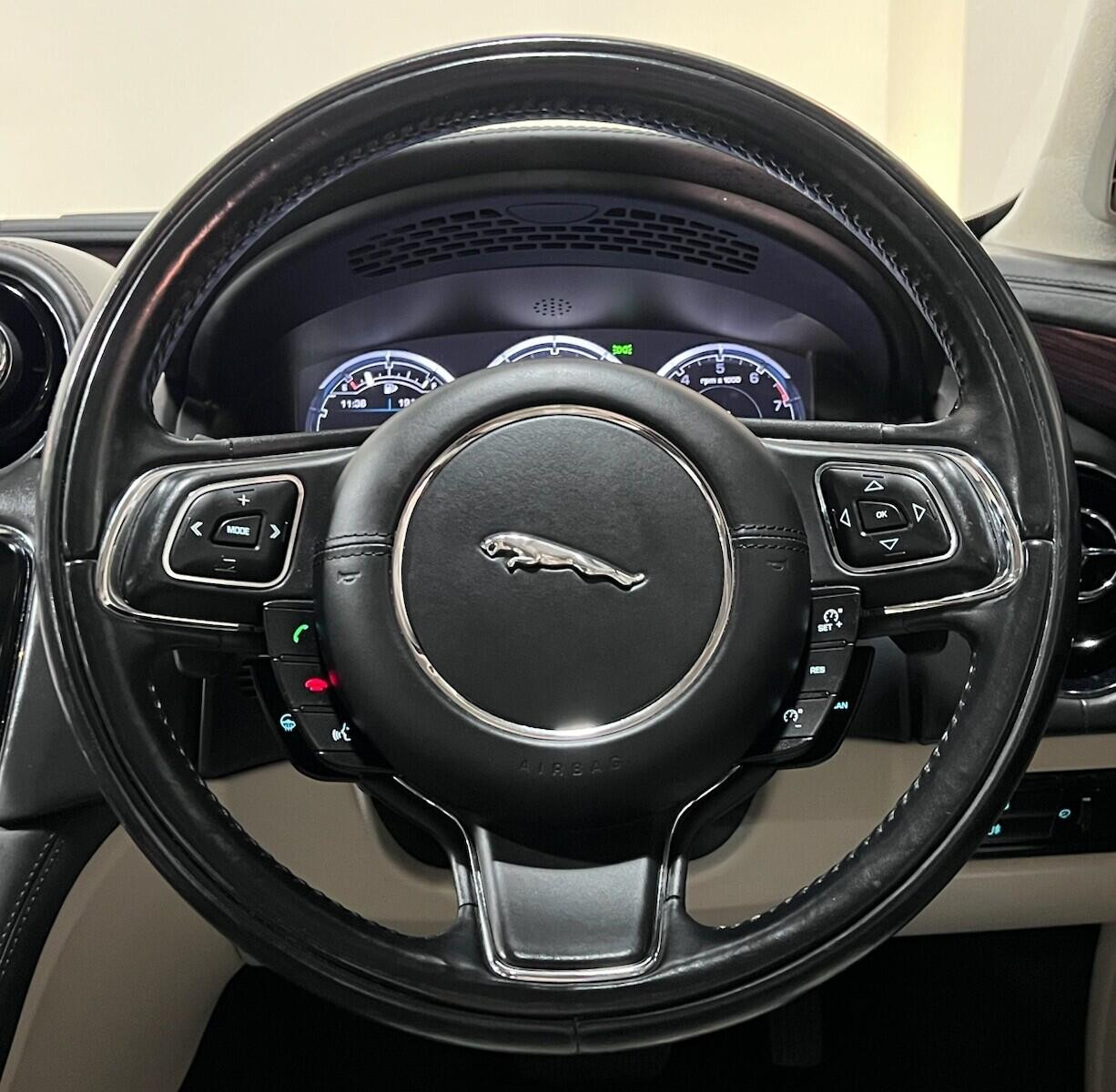
                                                Voiture
                                                 Jaguar XJ 3.0 V6 Portfolio Saloon 4dr Petrol Auto Euro 5 (s/s) (340 ps)