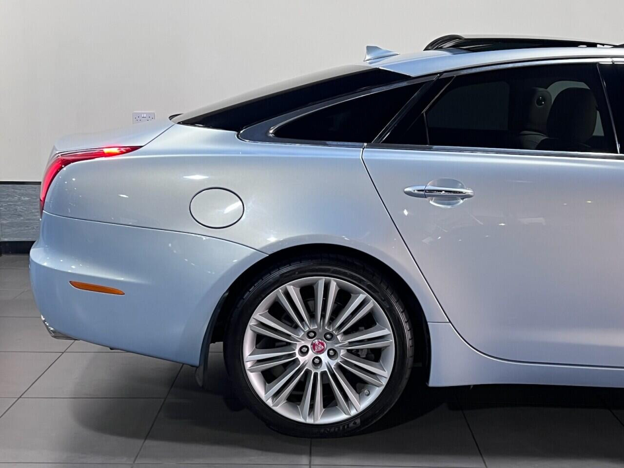 
                                                Voiture
                                                 Jaguar XJ 3.0 V6 Portfolio Saloon 4dr Petrol Auto Euro 5 (s/s) (340 ps)