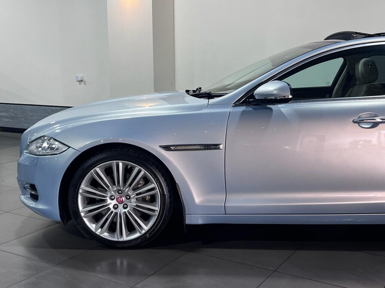 
                                                Voiture
                                                 Jaguar XJ 3.0 V6 Portfolio Saloon 4dr Petrol Auto Euro 5 (s/s) (340 ps)