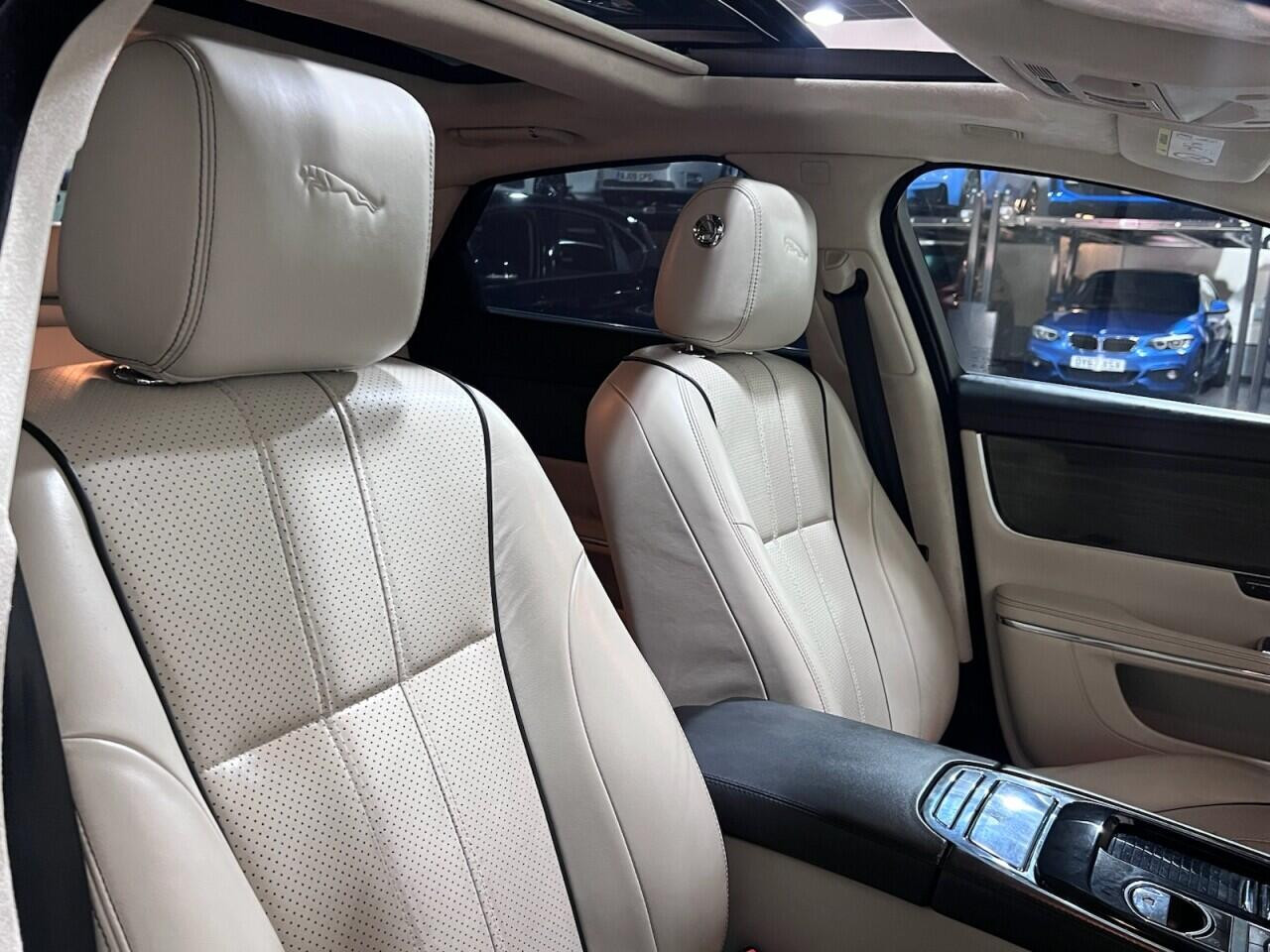 
                                                Voiture
                                                 Jaguar XJ 3.0 V6 Portfolio Saloon 4dr Petrol Auto Euro 5 (s/s) (340 ps)