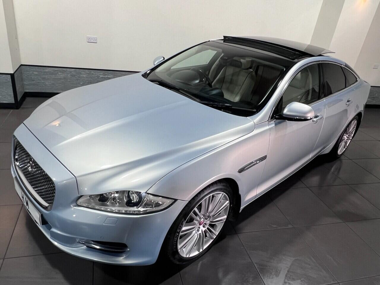 
                                                Voiture
                                                 Jaguar XJ 3.0 V6 Portfolio Saloon 4dr Petrol Auto Euro 5 (s/s) (340 ps)