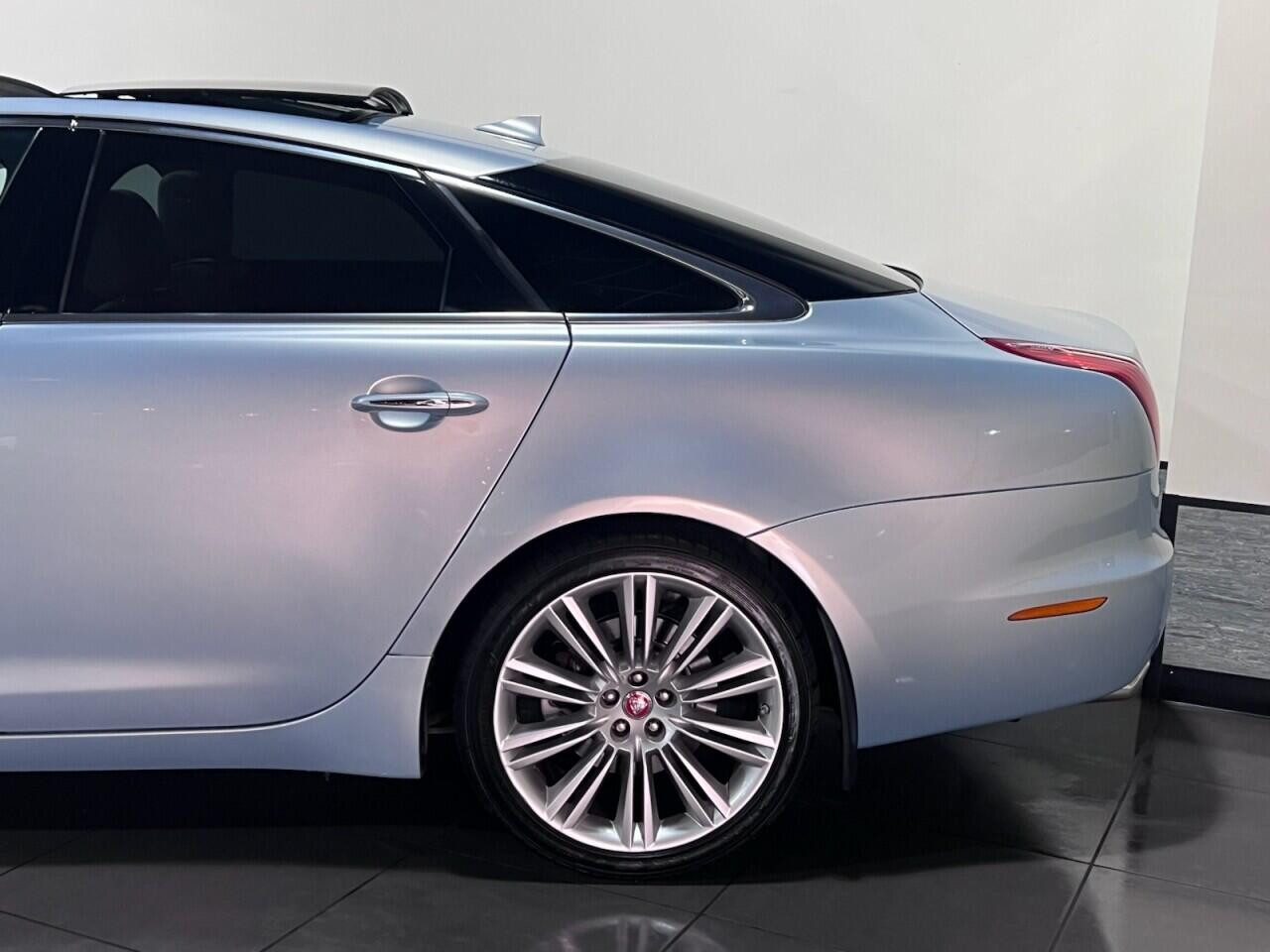 
                                                Voiture
                                                 Jaguar XJ 3.0 V6 Portfolio Saloon 4dr Petrol Auto Euro 5 (s/s) (340 ps)