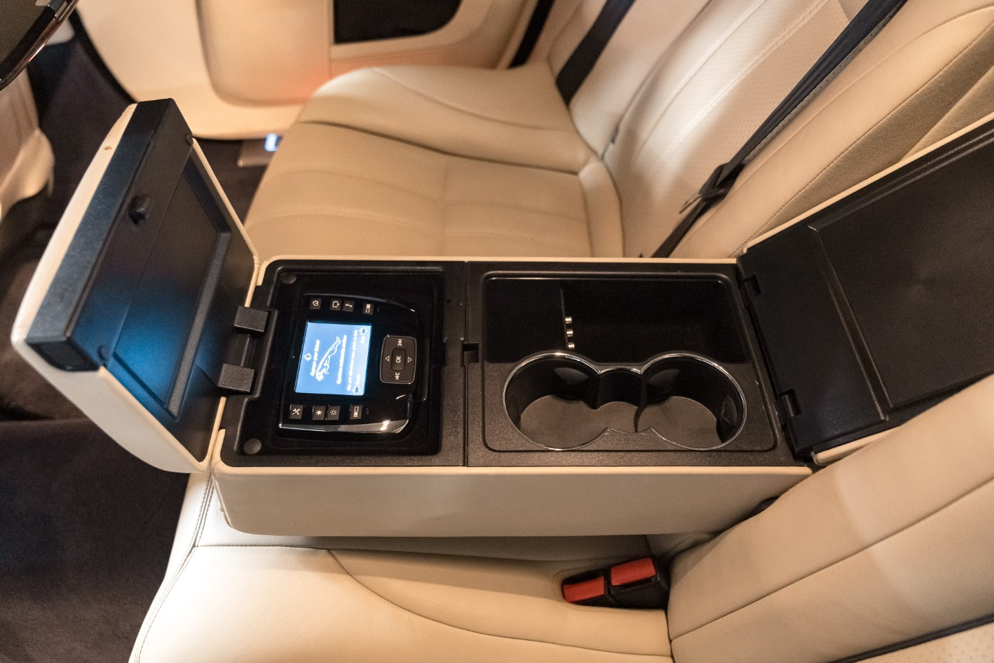 
                                                Voiture
                                                 Jaguar XJ Sural Supersport Empattement Long