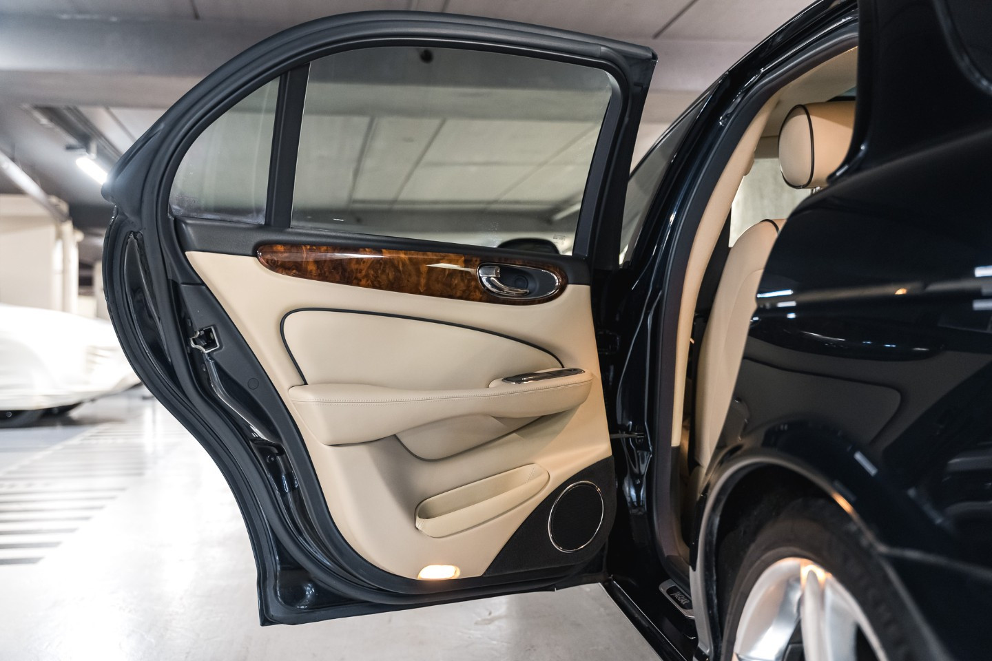 
                                                Voiture
                                                 Jaguar XJR V8 4.2 400