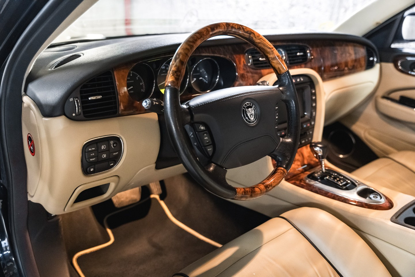 
                                                Voiture
                                                 Jaguar XJR V8 4.2 400