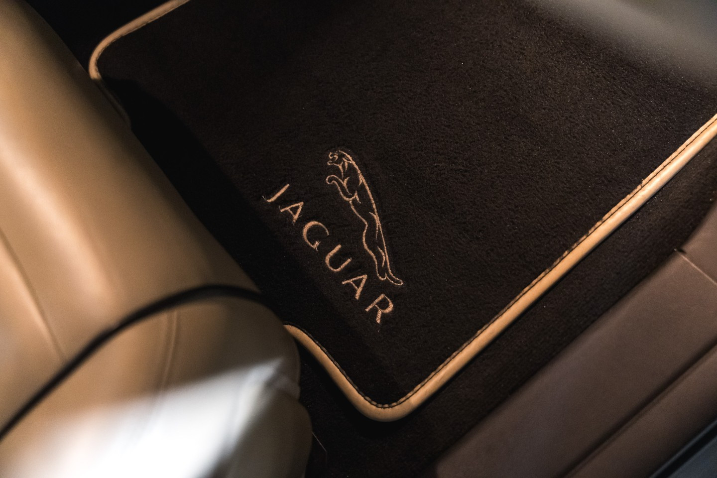 
                                                Voiture
                                                 Jaguar XJR V8 4.2 400