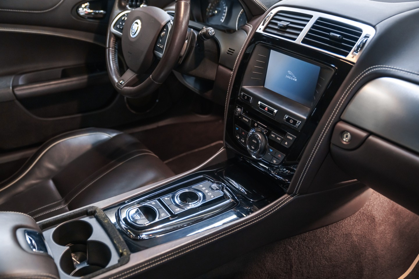 
                                                Voiture
                                                 Jaguar XK R (2) V8 5.0 510