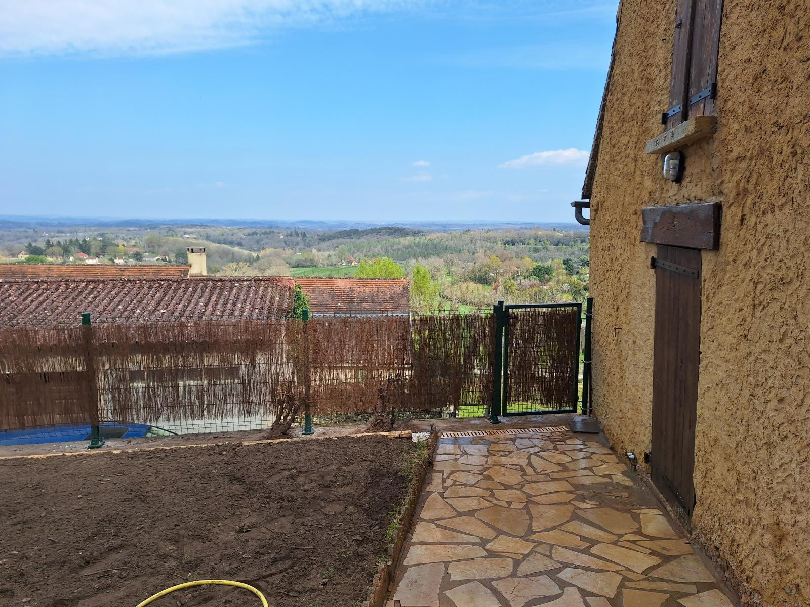 
                                                Location
                                                 Jardin au calme, magnifique point de vue
