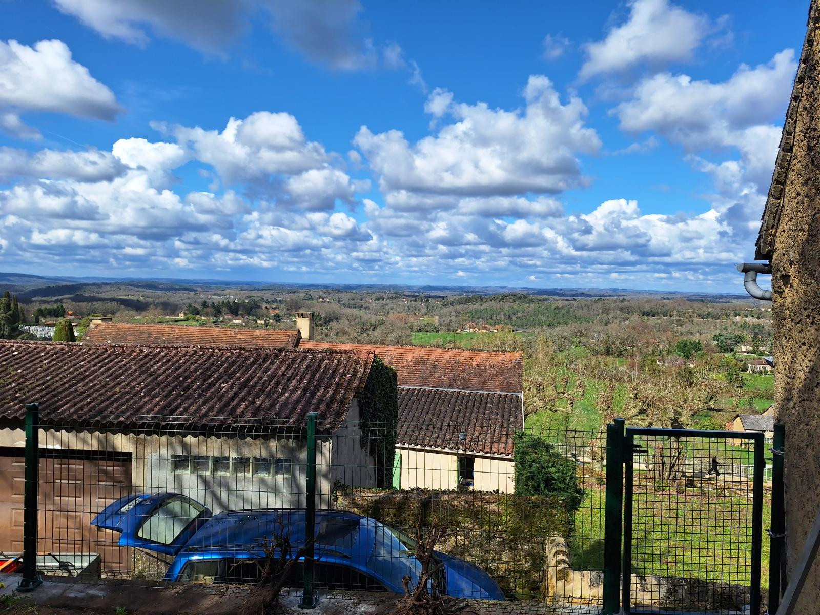 
                                                Location
                                                 Jardin au calme, magnifique point de vue