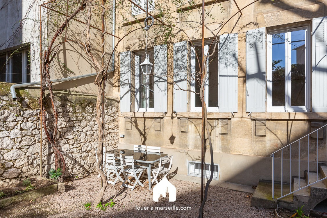 
                                                Location
                                                 Jardin de Mermoz
