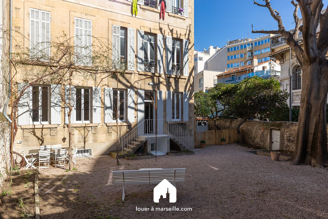 
                                                Location
                                                 Jardin de Mermoz