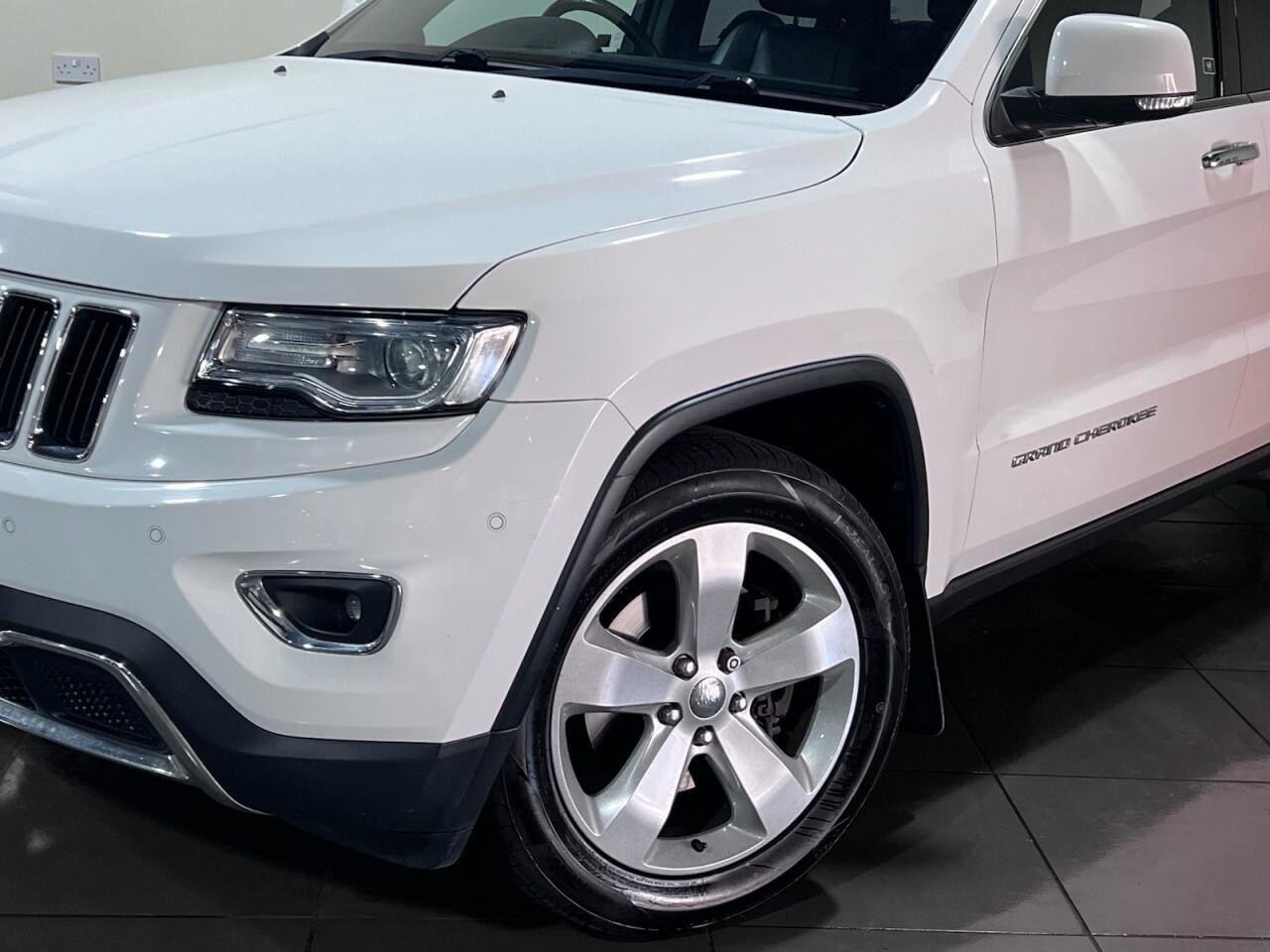 
                                                Voiture
                                                 Jeep Grand Cherokee 3.0 V6 CRD Limited Plus SUV 5dr Diesel Auto 4WD Euro 5 (247 bhp)