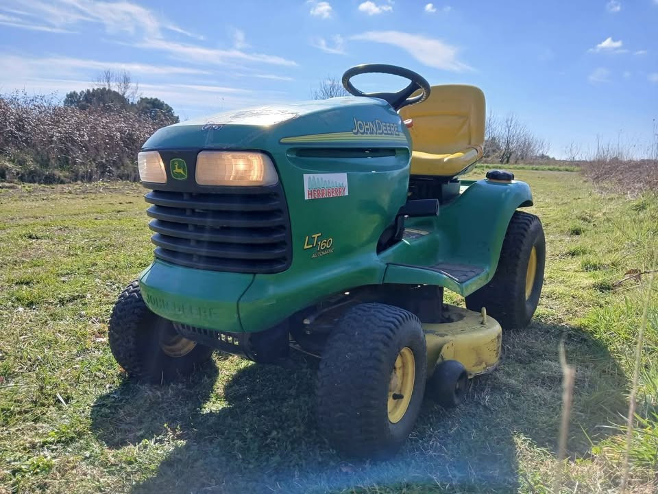 
                                                Jardinage
                                                 John Deere LT 160