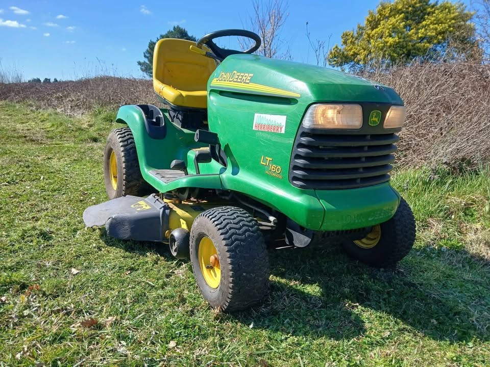 
                                                Jardinage
                                                 John Deere LT 160