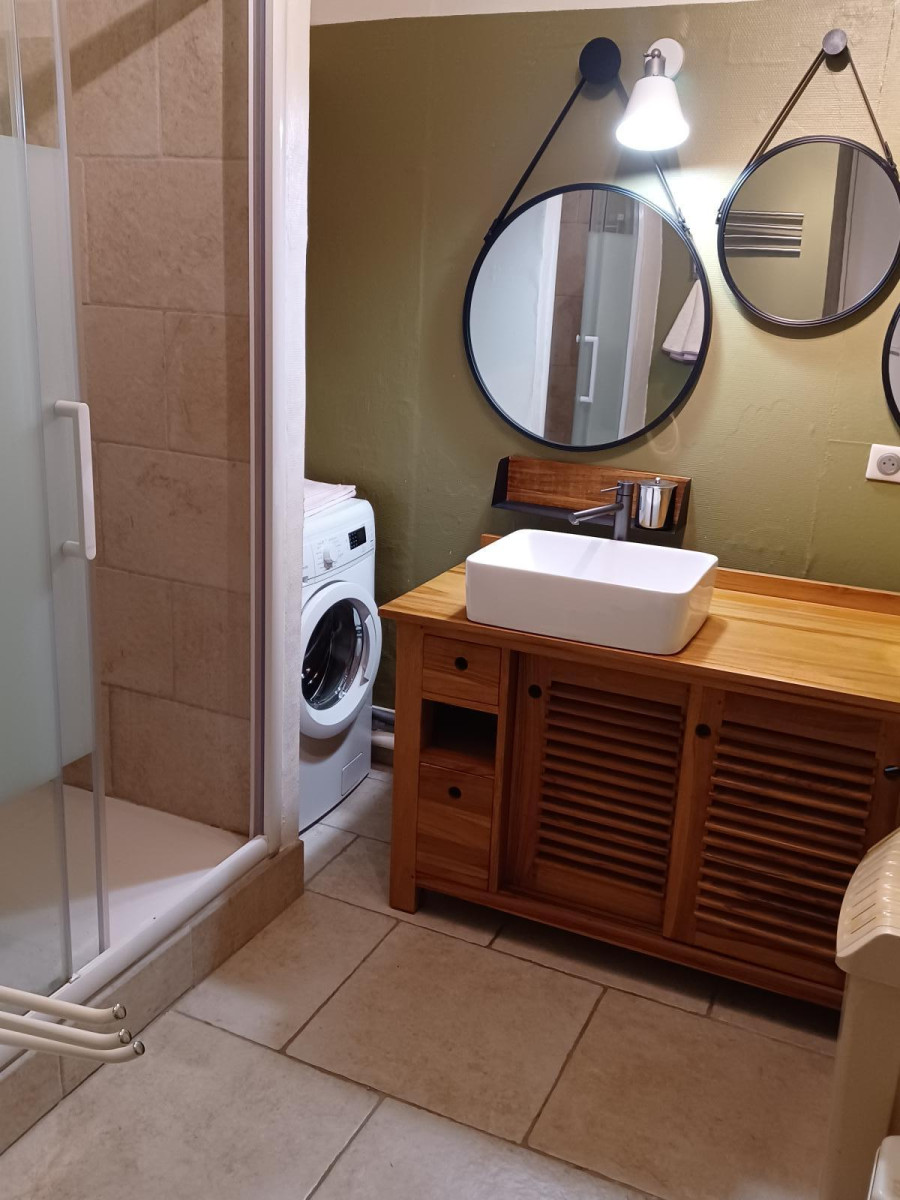 
                                                Location
                                                 Joli 3 pièces meublé  calme  et très bien équipé