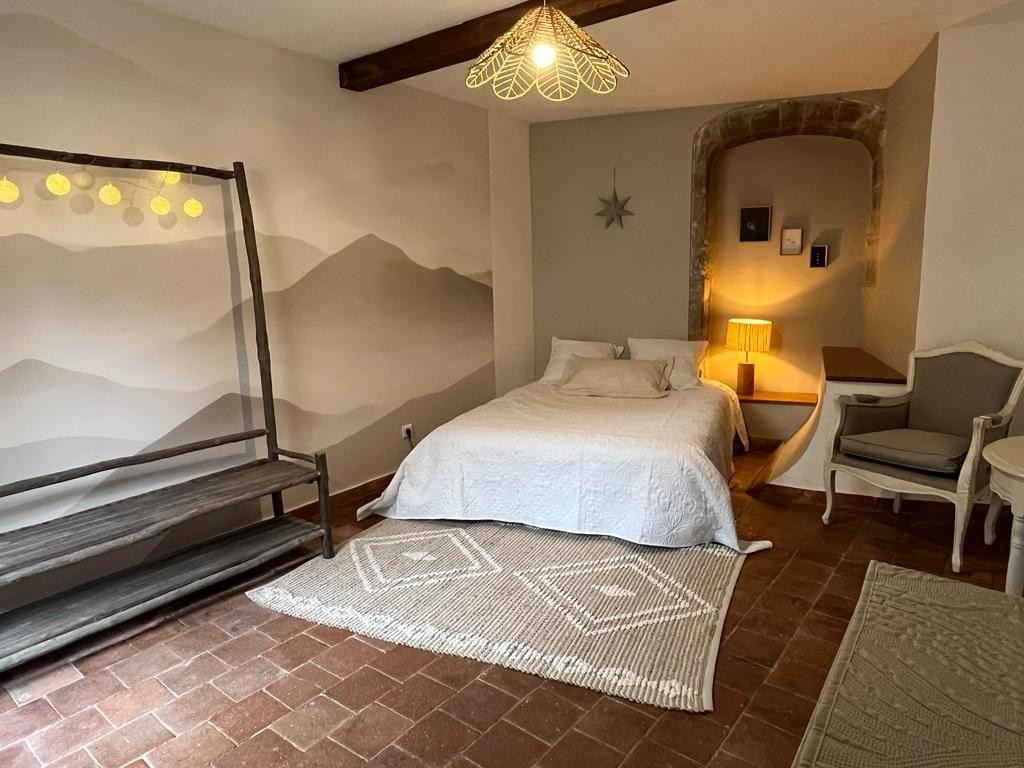 
                                                Location
                                                 Joli appart T2, à louer ds immeuble de caractère.