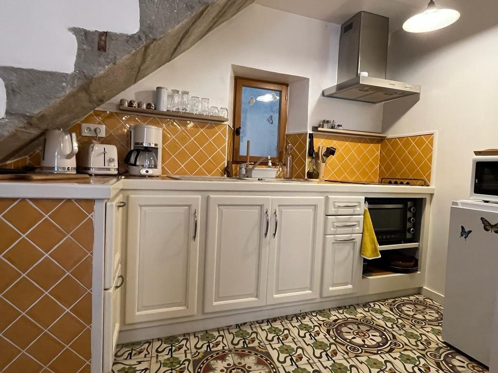 
                                                Location
                                                 Joli appart T2, à louer ds immeuble de caractère.