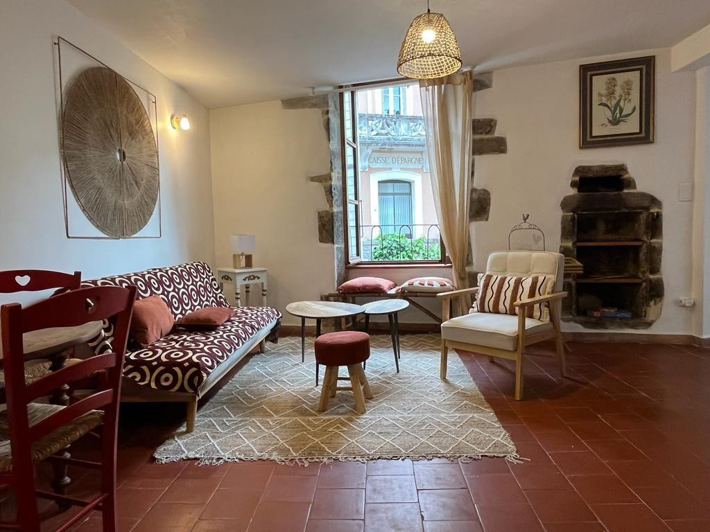 
                                                Location
                                                 Joli appart T2, à louer ds immeuble de caractère.