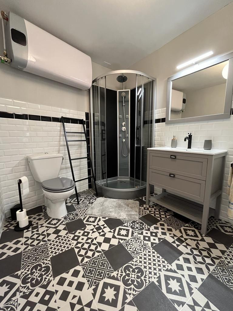 
                                                Location
                                                 Joli appart T2, à louer ds immeuble de caractère.