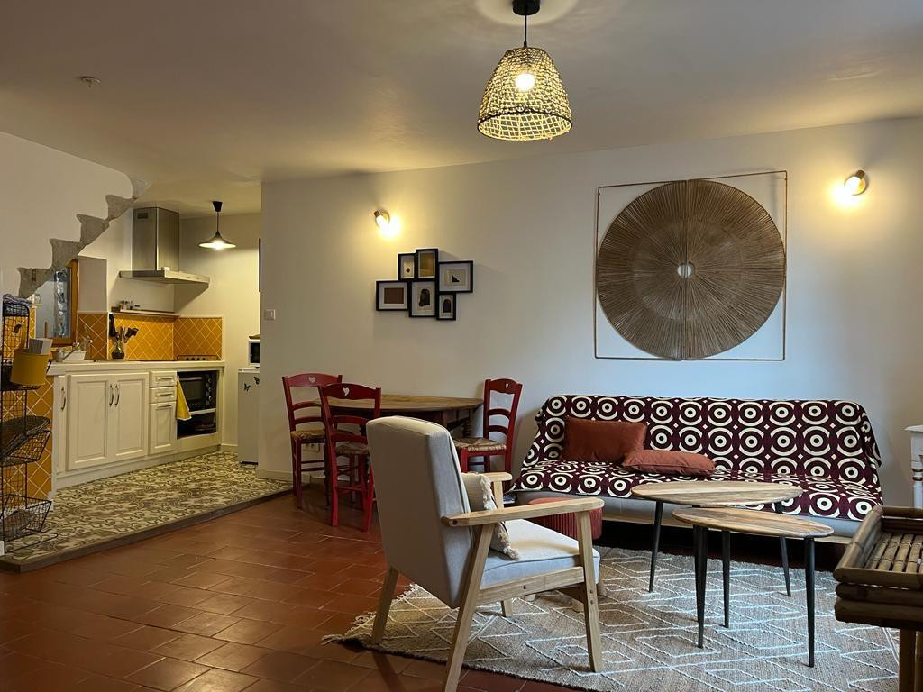 
                                                Location
                                                 Joli appart T2, à louer ds immeuble de caractère.