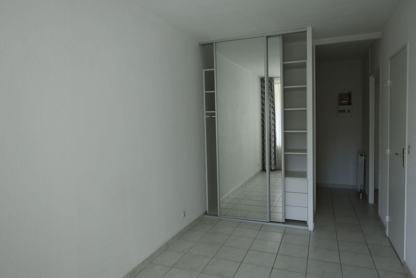 
                                                Location
                                                 Joli appartement lumineux