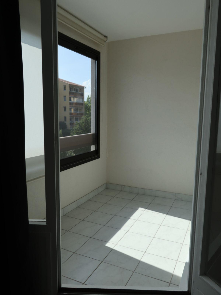 
                                                Location
                                                 Joli appartement lumineux