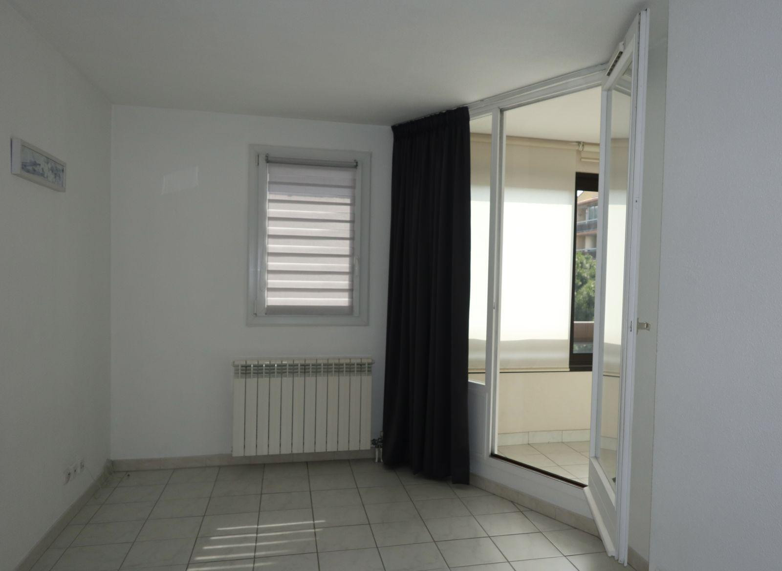 
                                                Location
                                                 Joli appartement lumineux