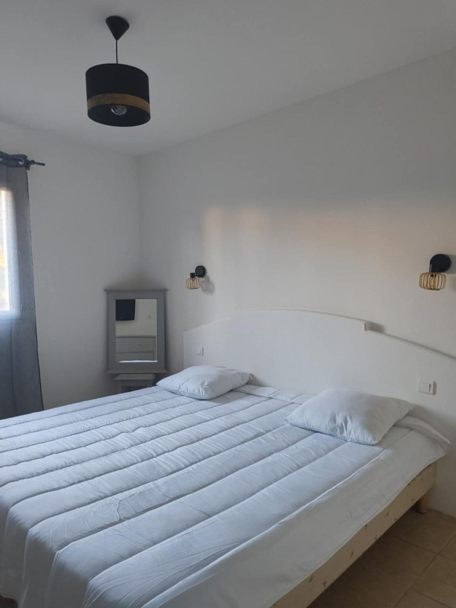 
                                                Location
                                                 Joli Appartement T2 meublé clim et rénové.