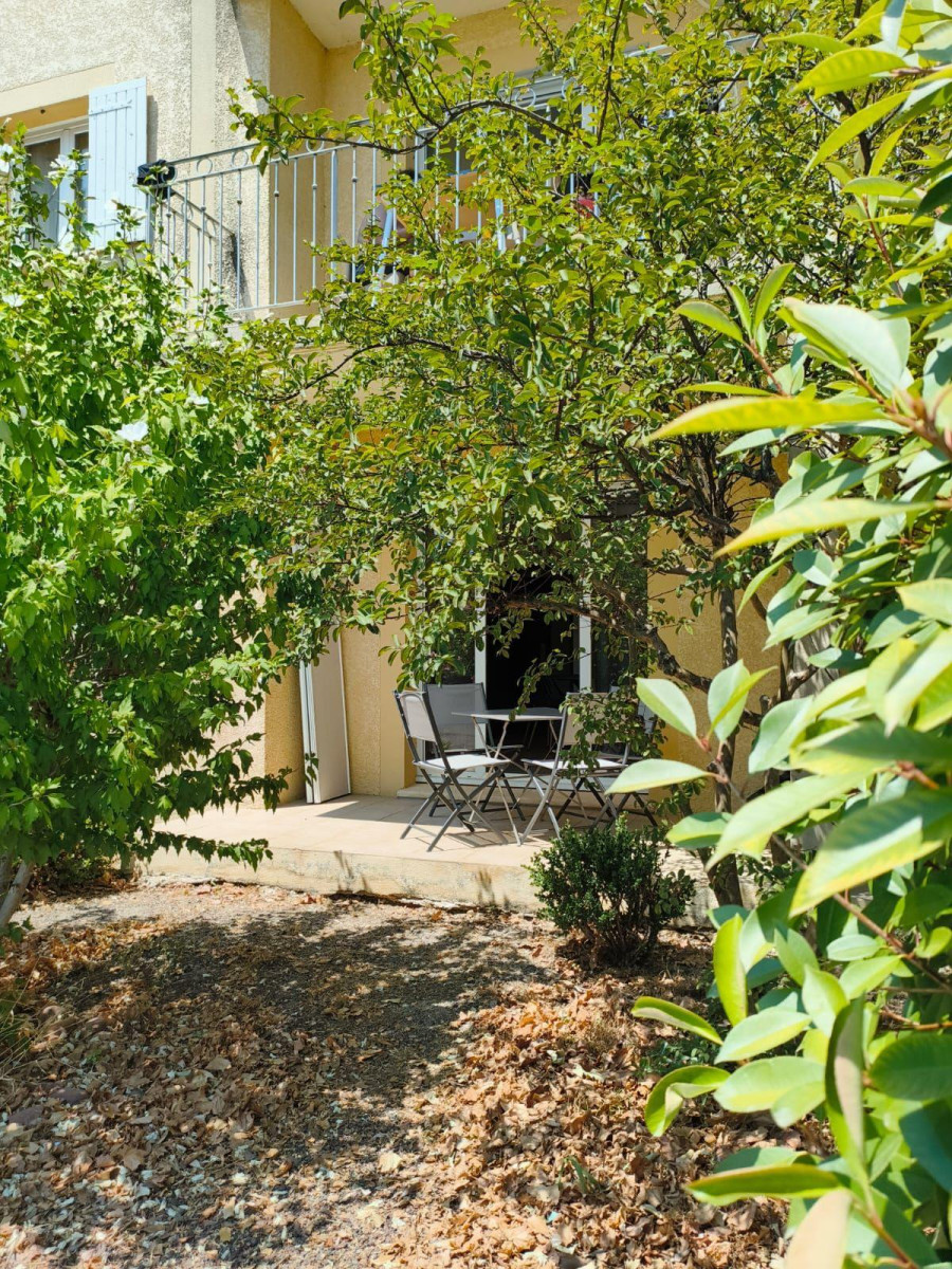 
                                                Location
                                                 Joli Appartement T2 meublé clim et rénové.