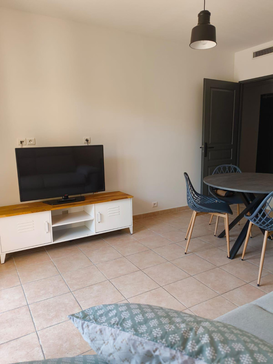 
                                                Location
                                                 Joli Appartement T2 meublé clim et rénové.