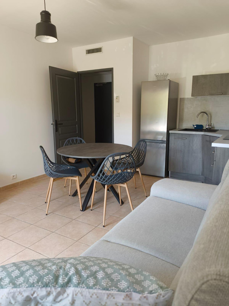 
                                                Location
                                                 Joli Appartement T2 meublé clim et rénové.