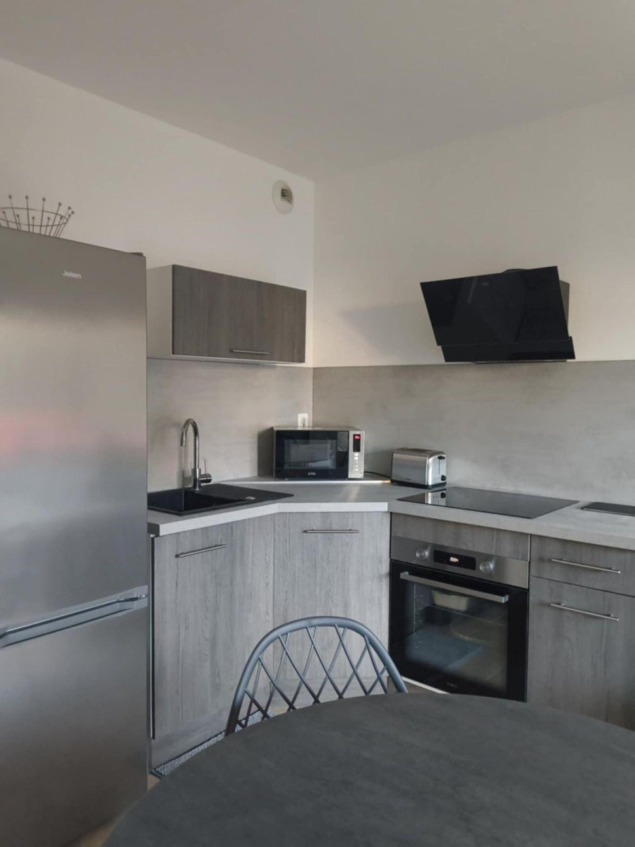 
                                                Location
                                                 Joli Appartement T2 meublé clim et rénové.