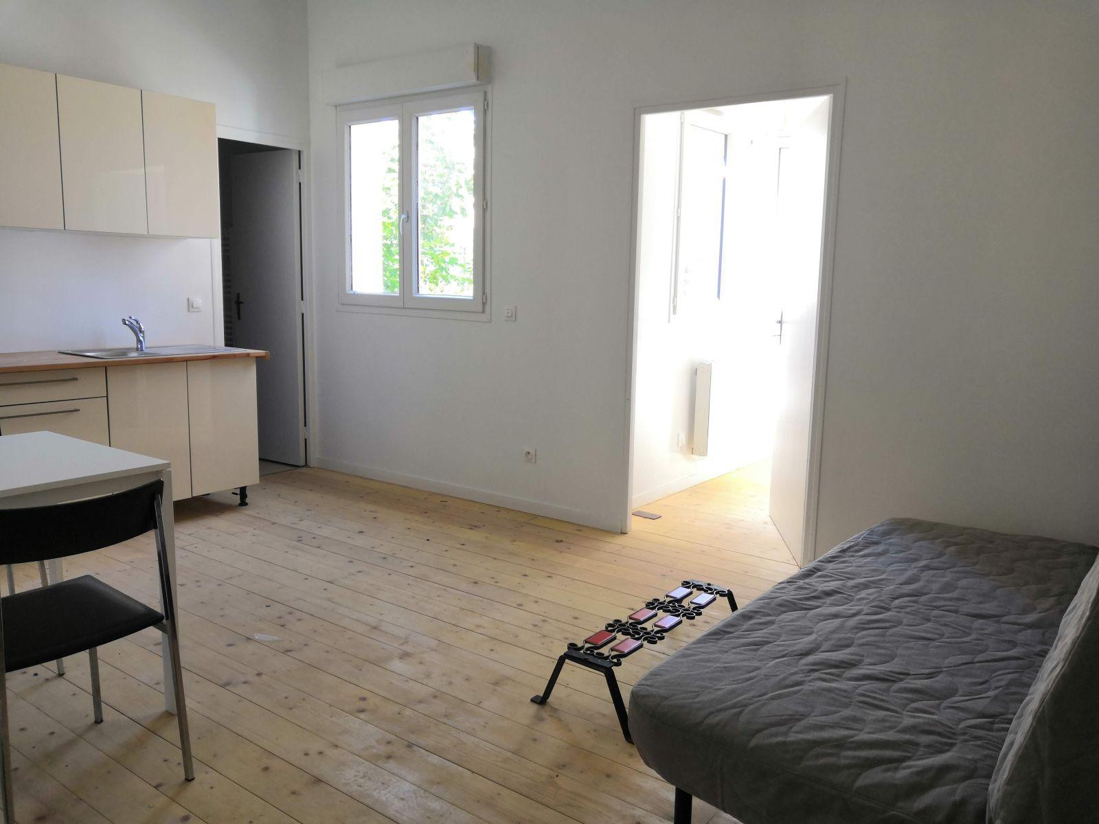 
                                                Location
                                                 Joli deux pièce, refait à neuf,