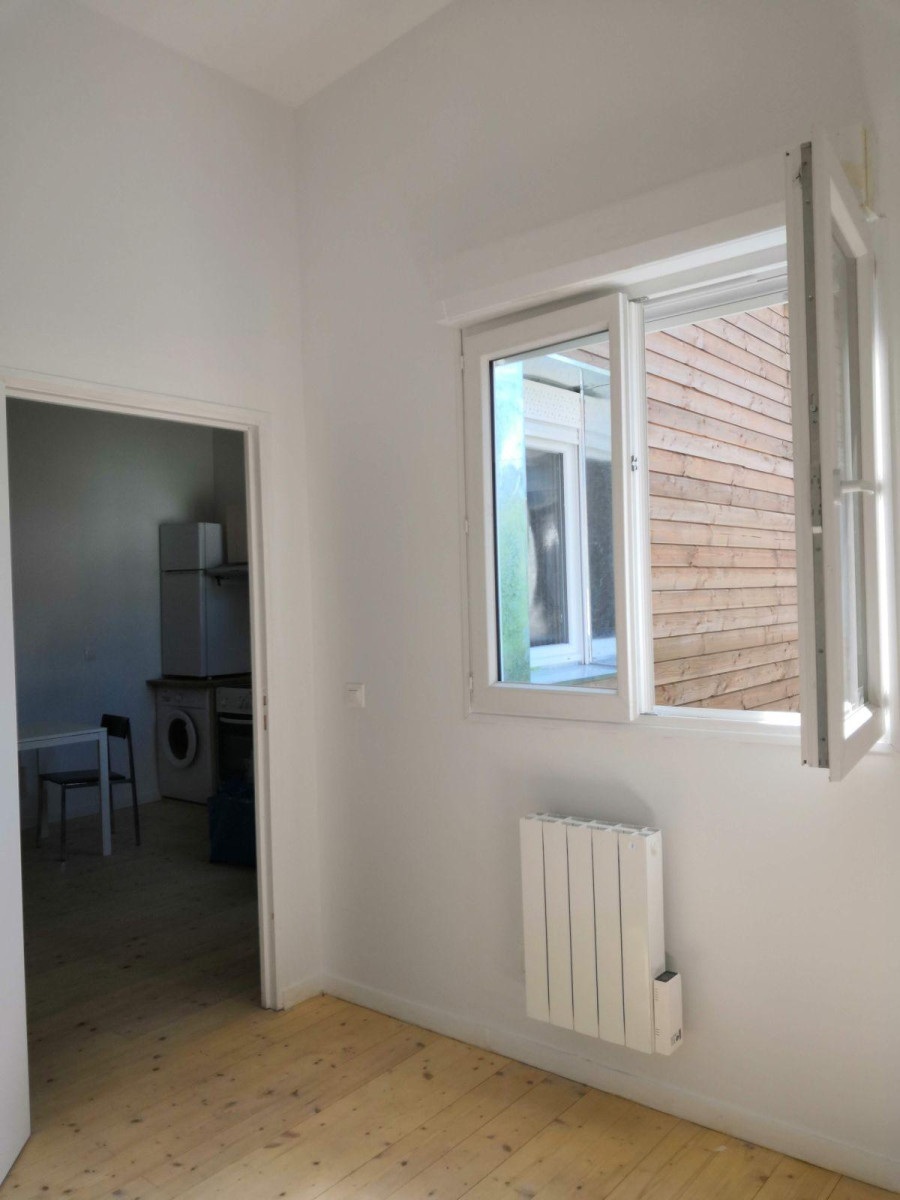 
                                                Location
                                                 Joli deux pièce, refait à neuf,