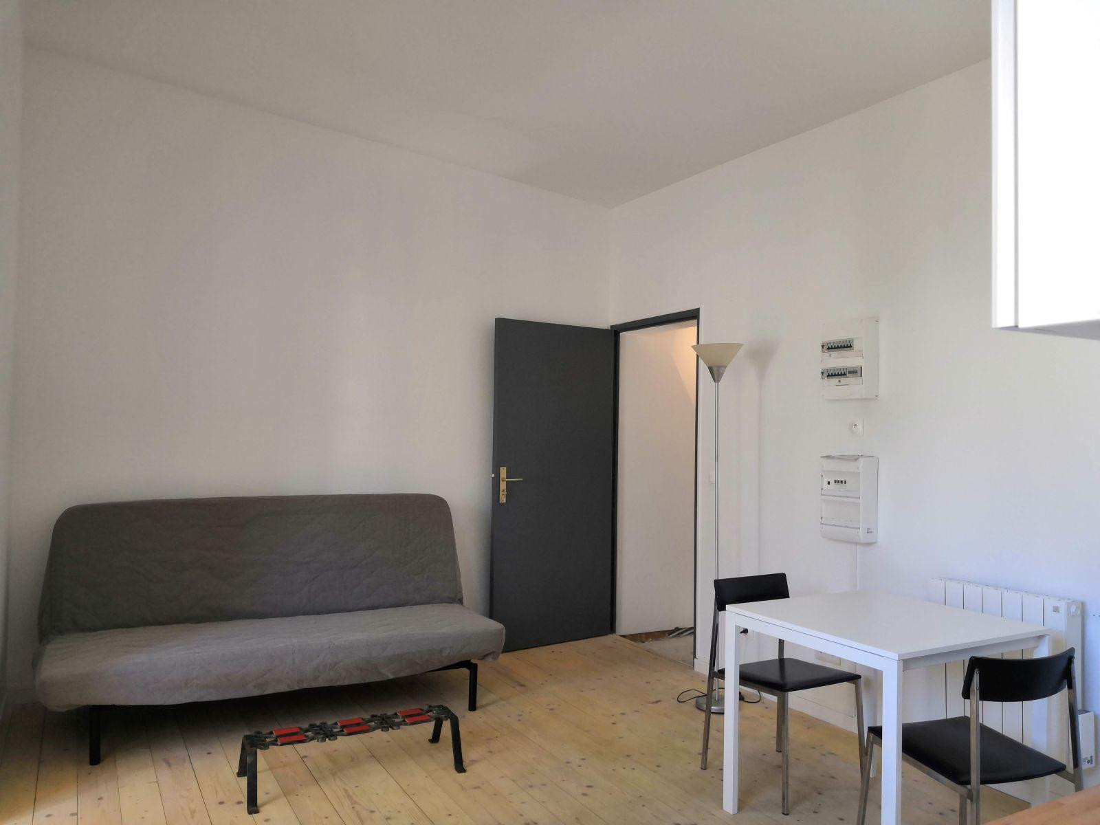 
                                                Location
                                                 Joli deux pièce, refait à neuf,
