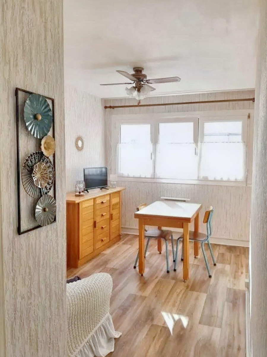 
                                                Location
                                                 Joli et chaleureux studio, très lumineux