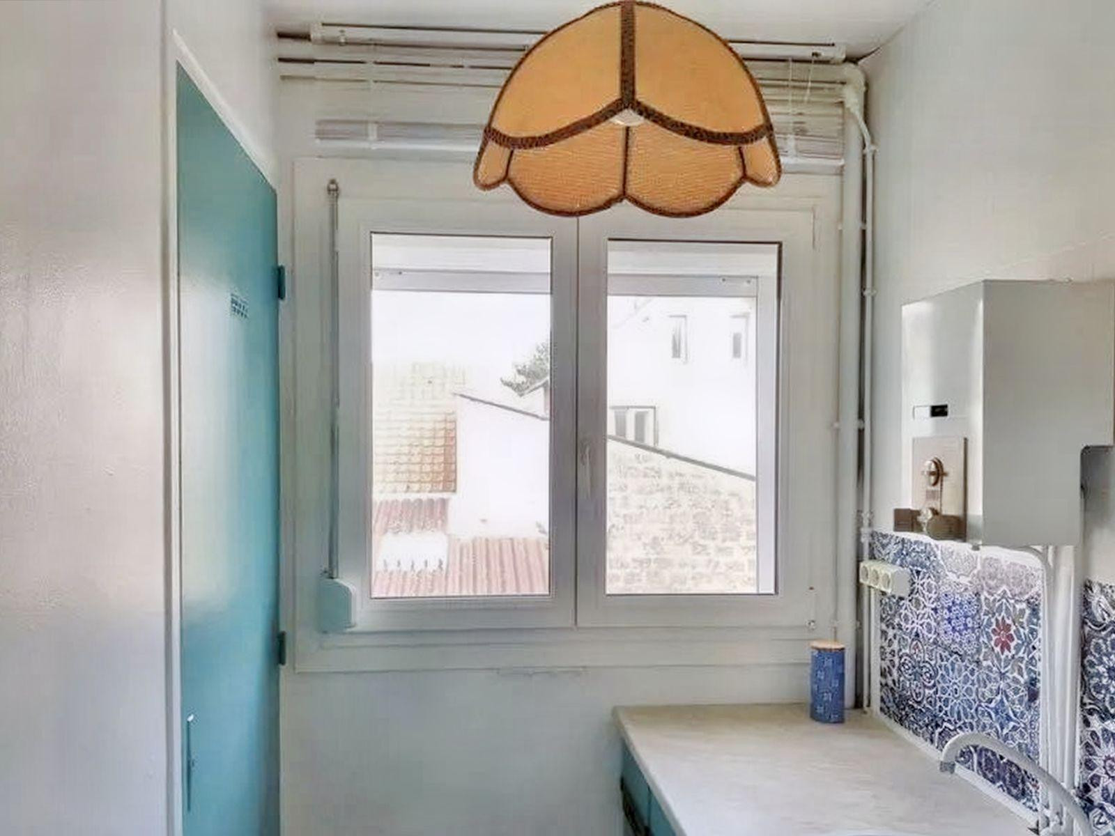 
                                                Location
                                                 Joli et chaleureux studio, très lumineux