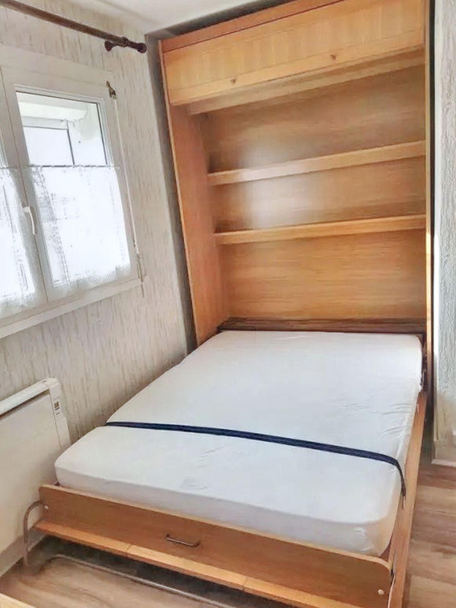 
                                                Location
                                                 Joli et chaleureux studio, très lumineux