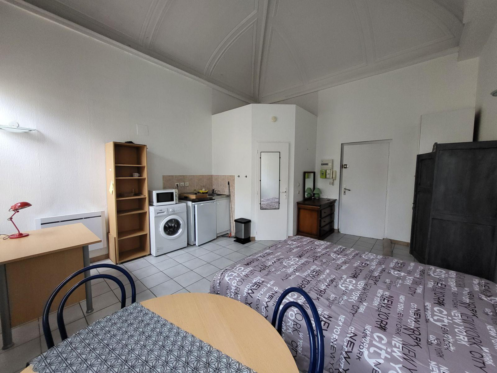 
                                                Location
                                                 Joli studio