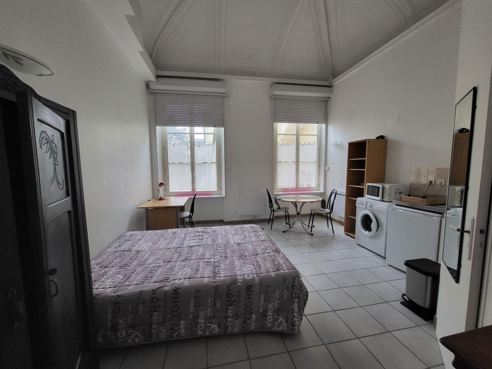 
                                                Location
                                                 Joli studio