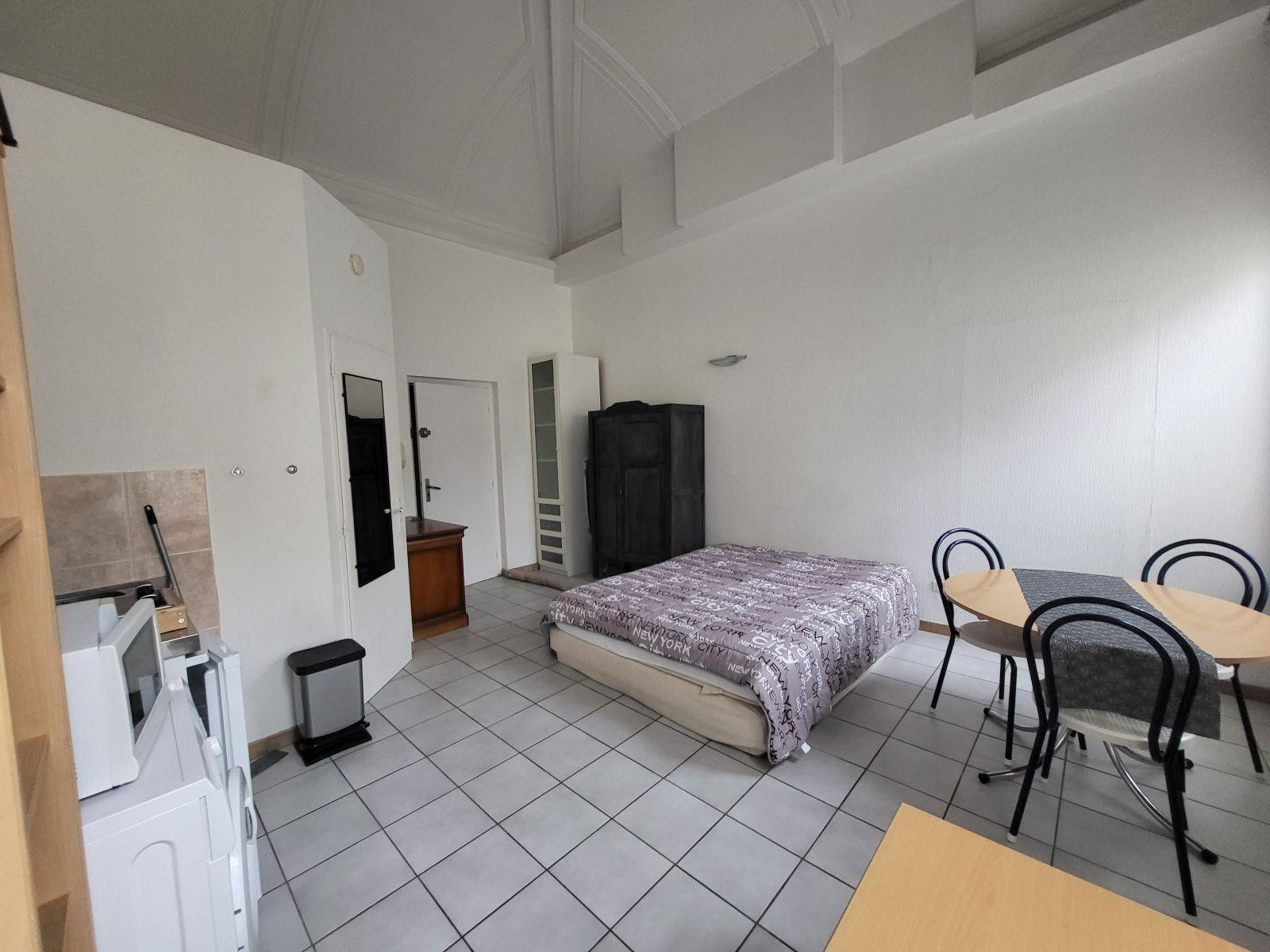 
                                                Location
                                                 Joli studio