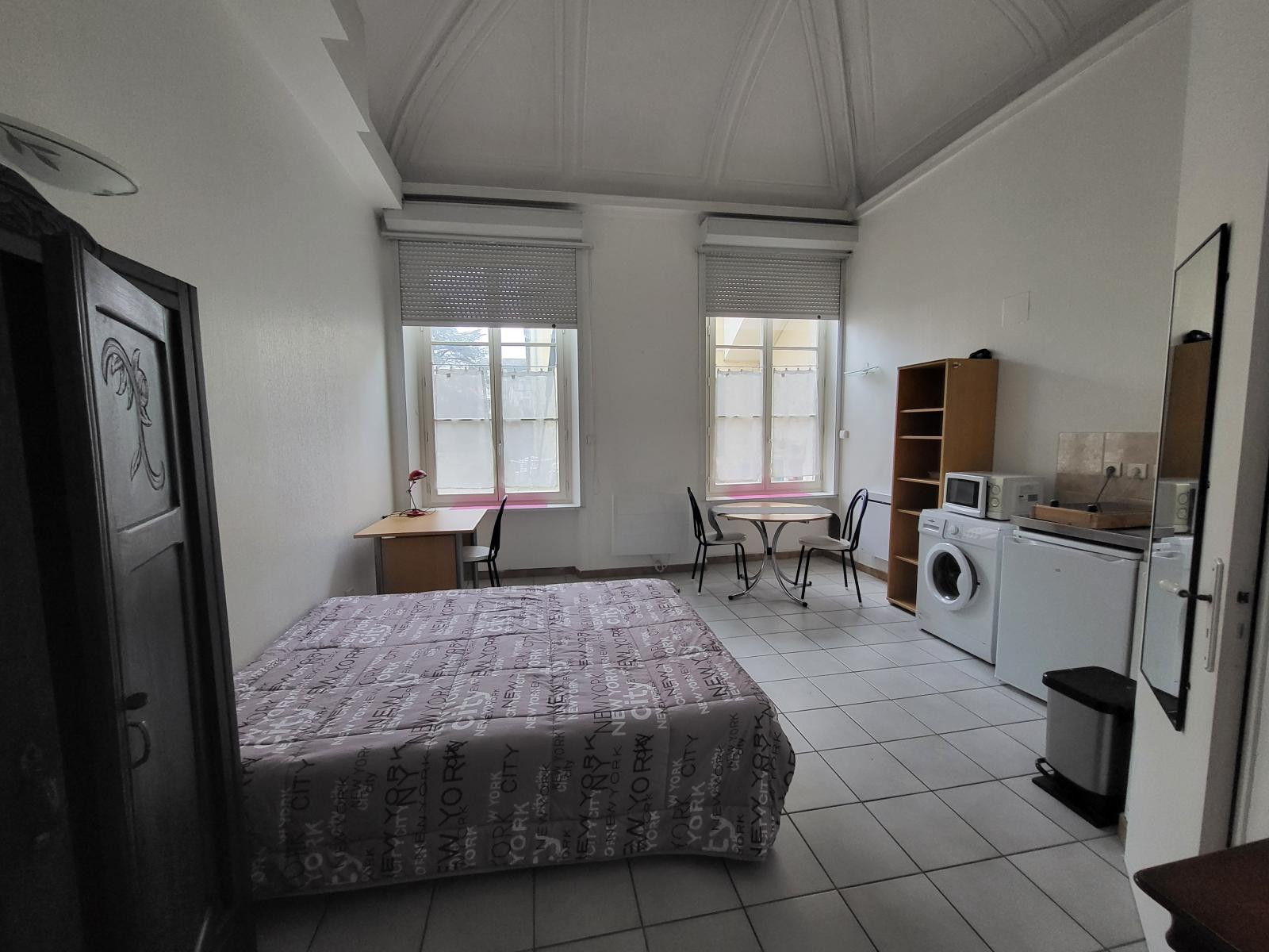 
                                                Location
                                                 Joli studio