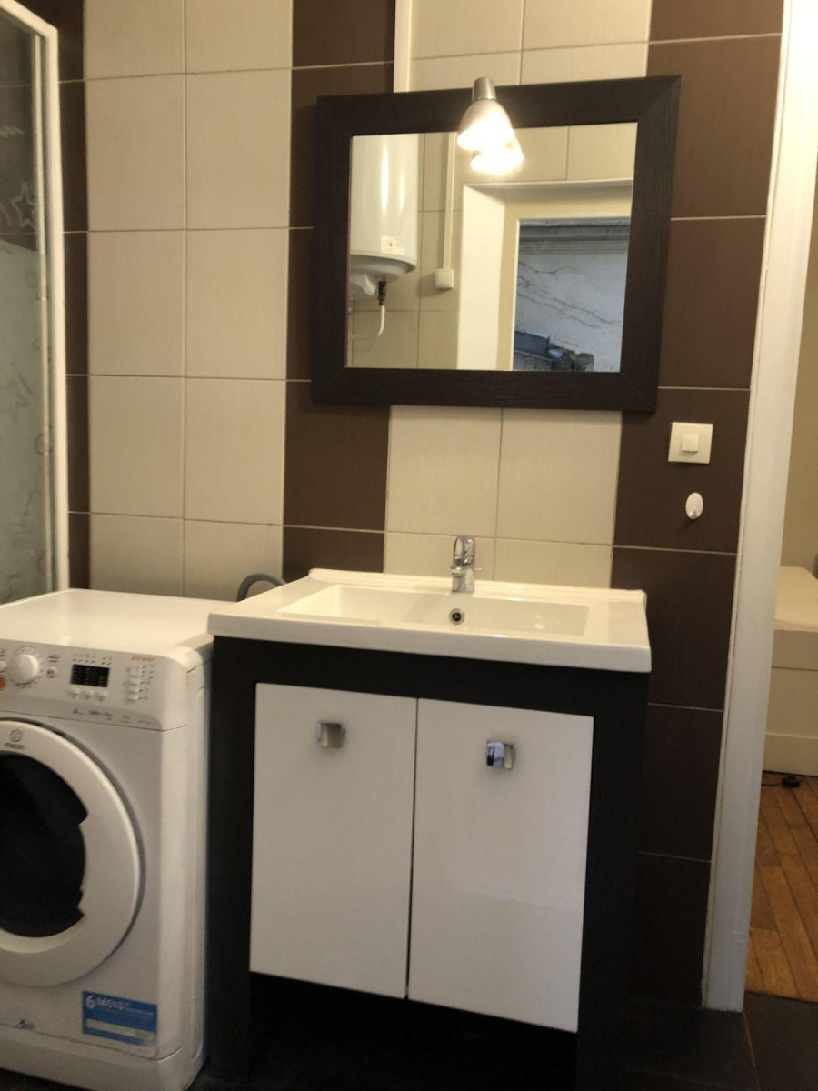 
                                                Location
                                                 Joli studio a proximité de toutes commodités