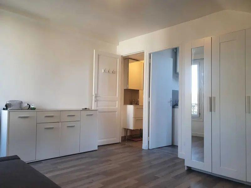 
                                                Location
                                                 Joli studio dans un quartier calme