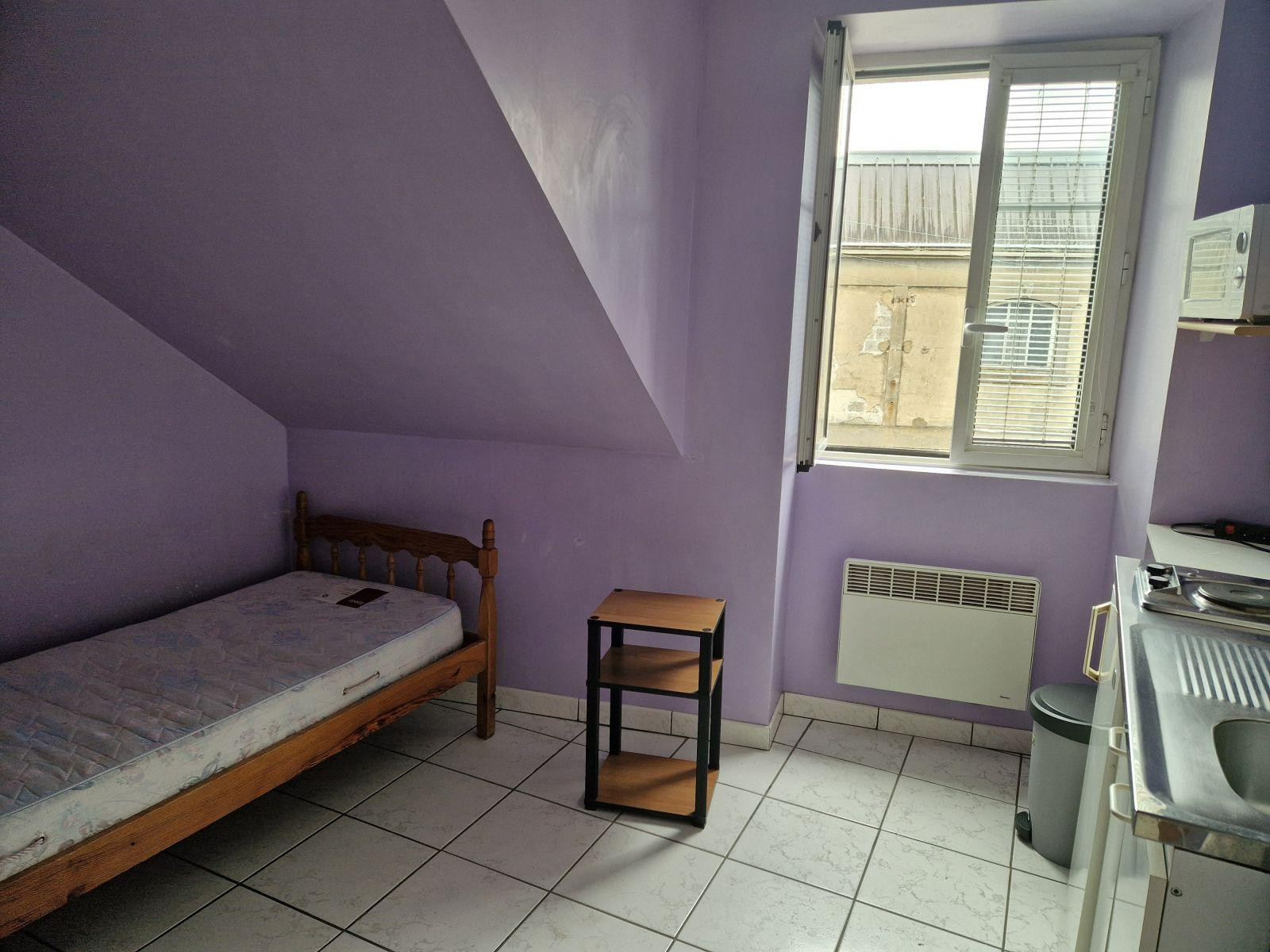 
                                                Location
                                                 Joli studio meublé pour étudiant(e)