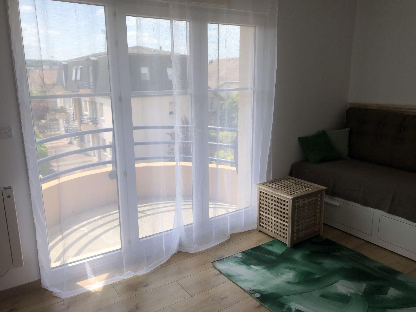 
                                                Location
                                                 Joli studio meublé proche transport et commodités