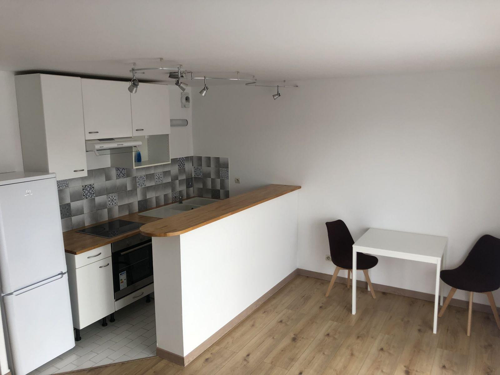 
                                                Location
                                                 Joli studio meublé proche transport et commodités