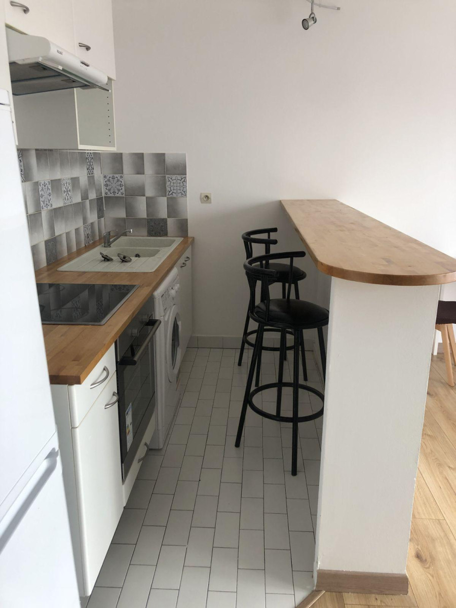 
                                                Location
                                                 Joli studio meublé proche transport et commodités