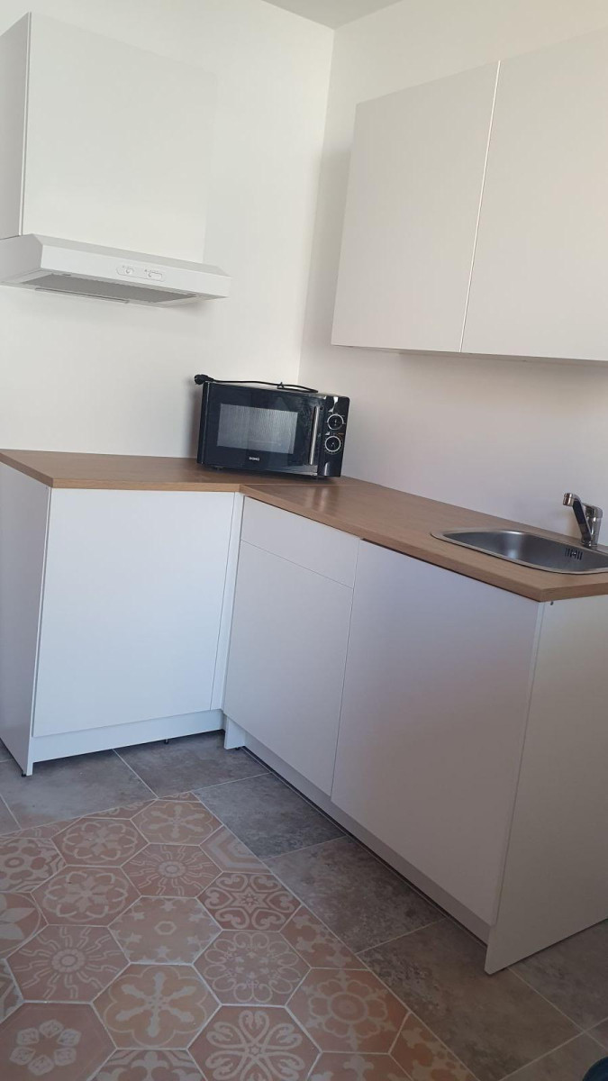 
                                                Location
                                                 Joli studio neuf dans un quartier très calme