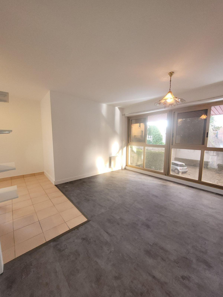 
                                                Location
                                                 Joli studio refait a neuf en centre ville.